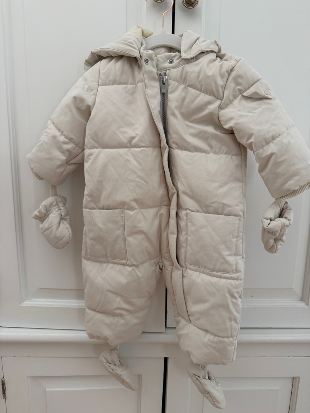 Banana Republic Baby Snowsuit 6–12M NWOT Cream One Piece Footed Gloves Winter
